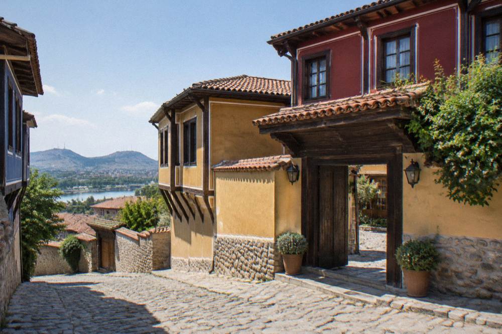 Baroque Revival house museum entrance with a courtyard wall